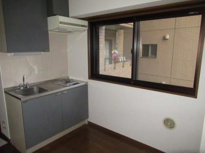 窓付きのキッチン